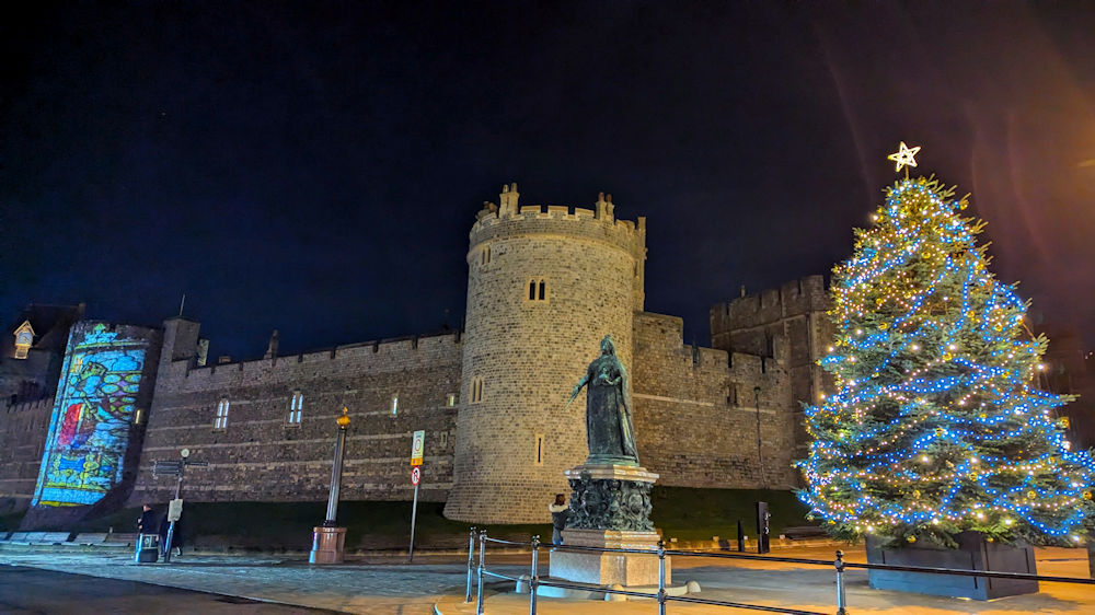 Queen Victoria Statue, Windsor Christmas tree on Castle Hill